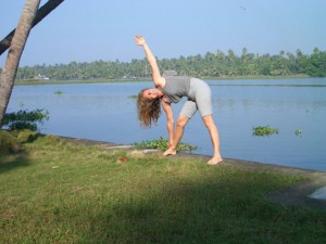 Hatha-yoga vid floden