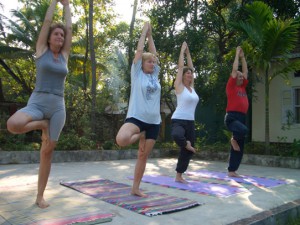 Hatha-yoga i trädgården